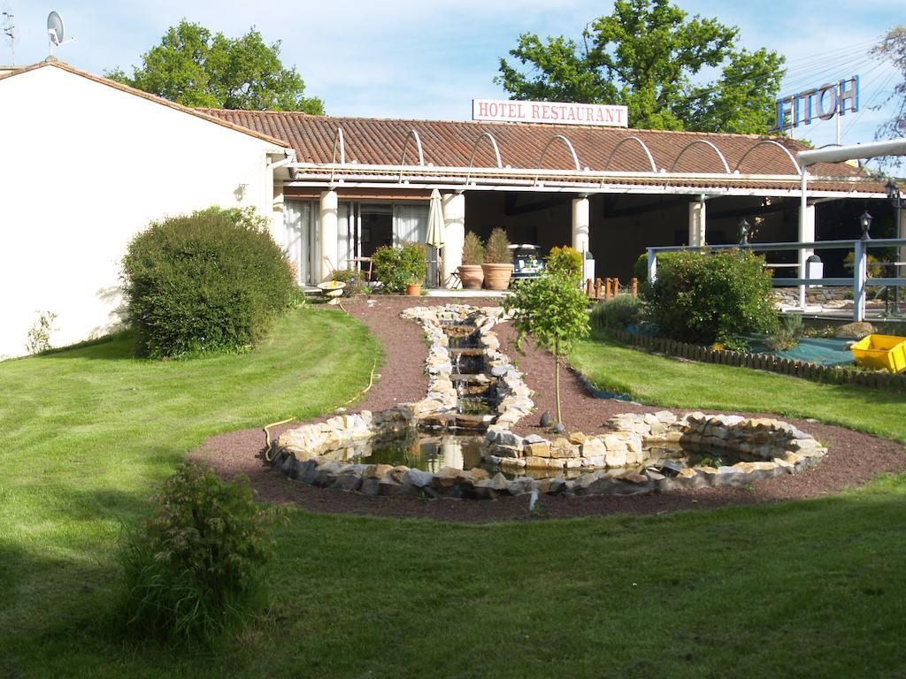 Hôtel Au Relais des Lilas Parthenay Exterior foto